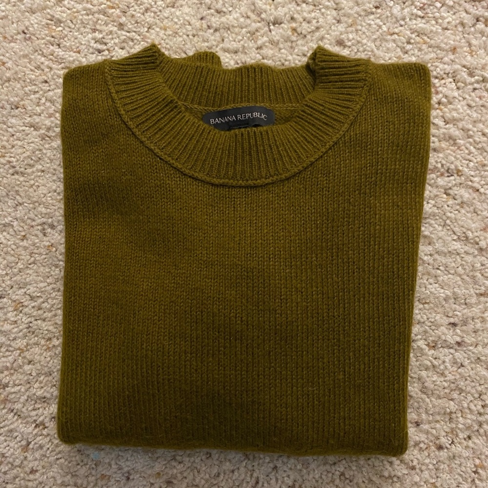 Banana Republic Olive Green Sweater in Small